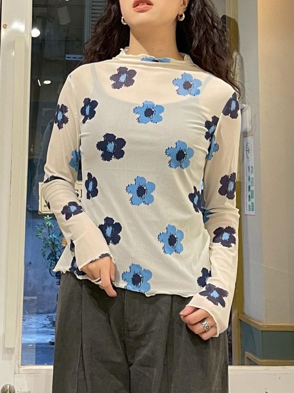 滿版撞色花朵透膚木耳捲邊上衣 