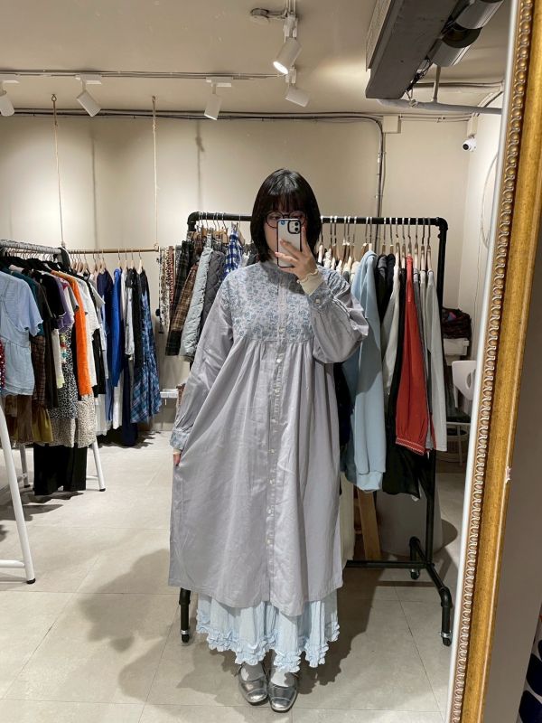 小花刺繡拼接淺灰藍縮口長袖洋裝 