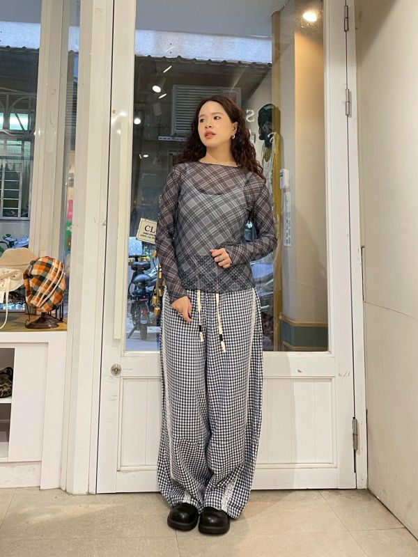 菱格紋造型木耳滾邊透膚長袖上衣 