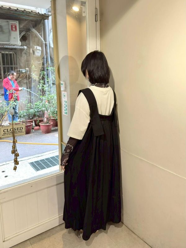 西裝百褶鈕扣調節寬肩帶散擺洋裝 