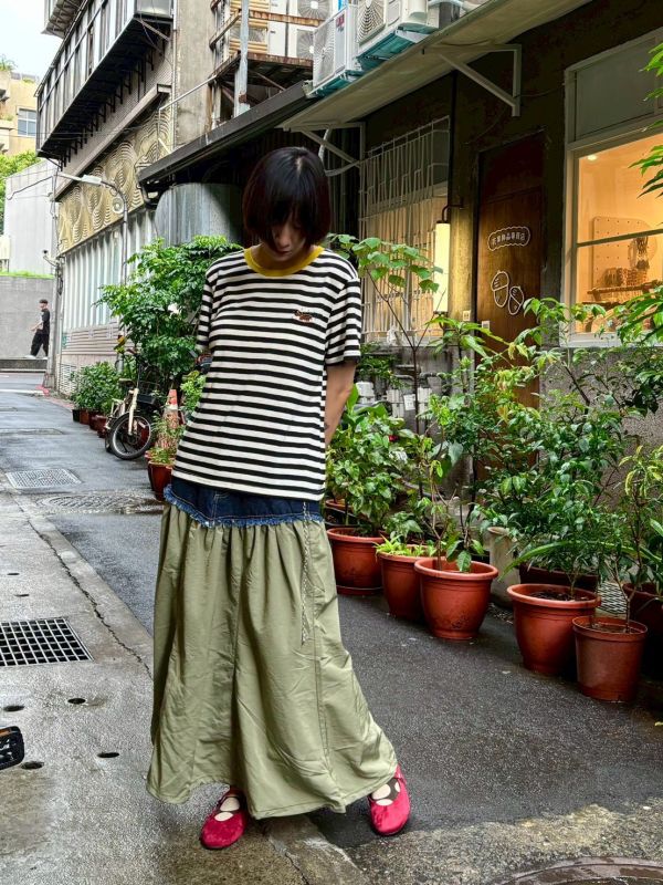 牛仔不收邊拼接傘狀刷刷布裙 