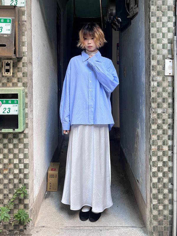 前短後長直條紋字母刺繡長袖襯衫 