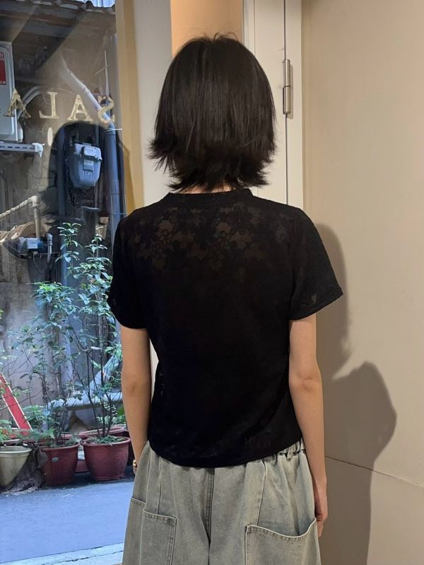 短版透膚低調壓花彈性短袖上衣 