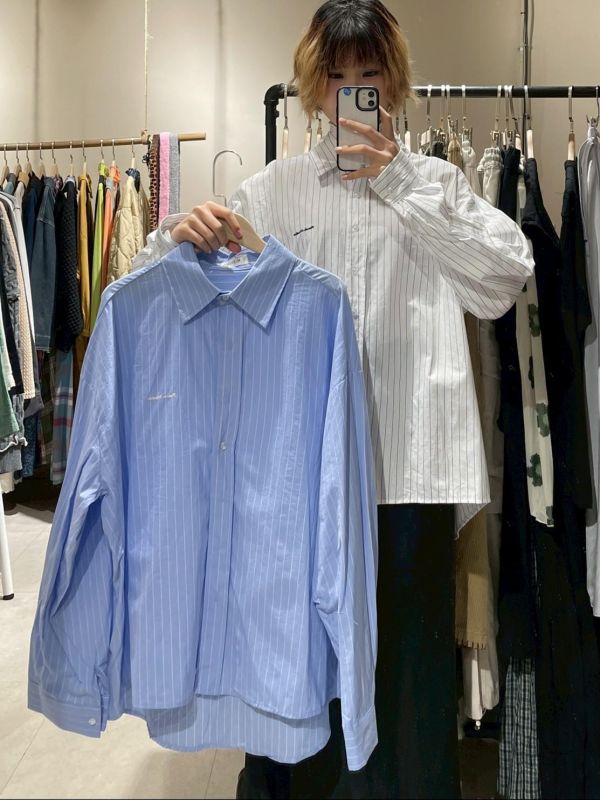 前短後長直條紋字母刺繡長袖襯衫 