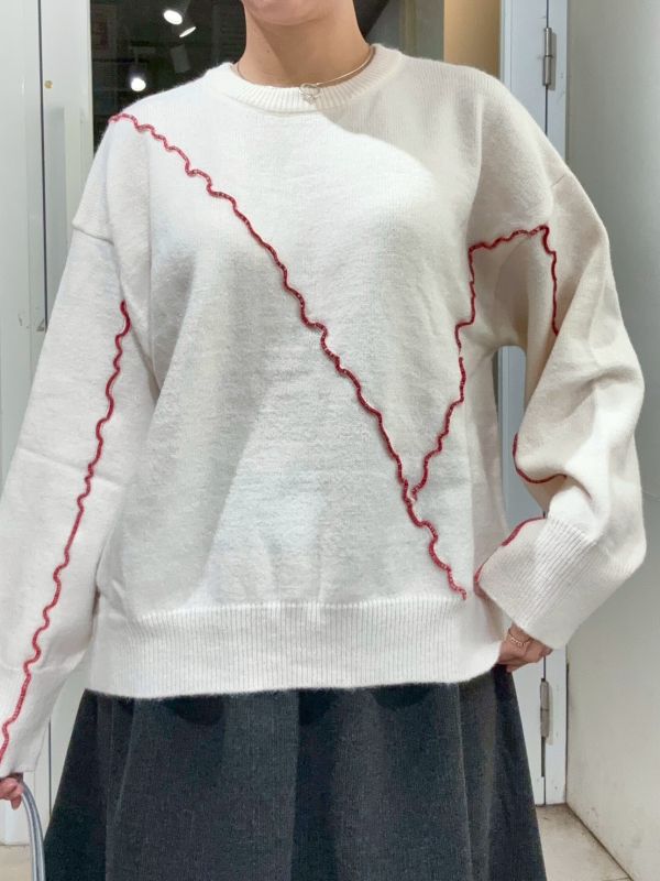 紅色不規則車縫線白色針織套裝 