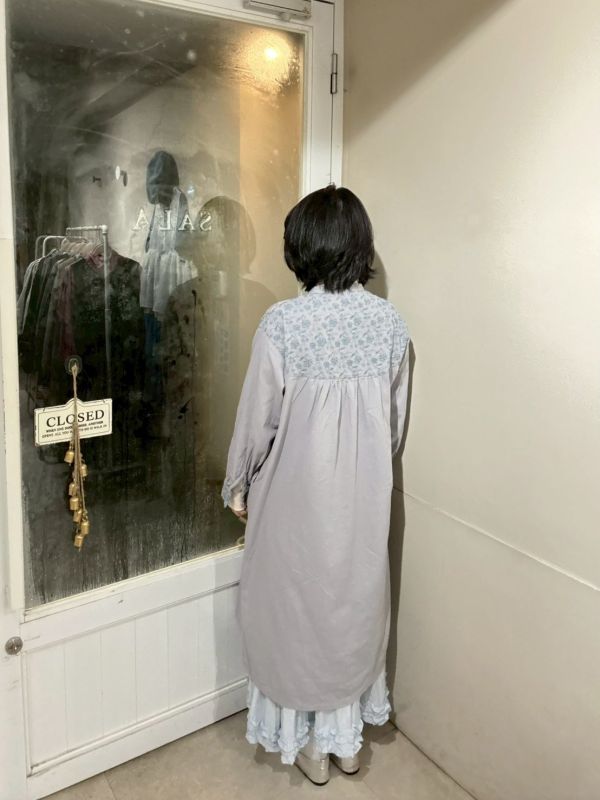 小花刺繡拼接淺灰藍縮口長袖洋裝 