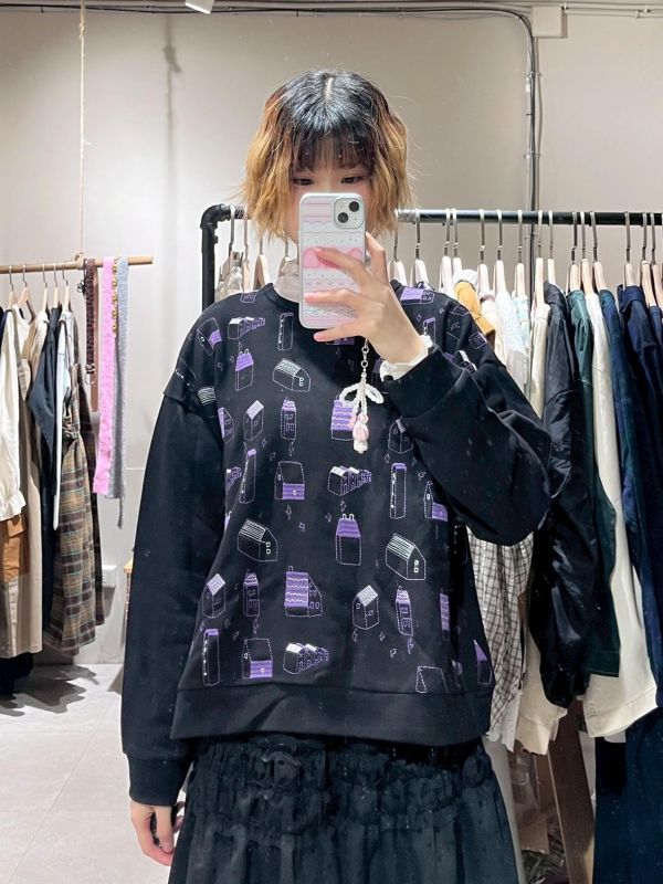 圓領房屋刺繡長袖上衣 