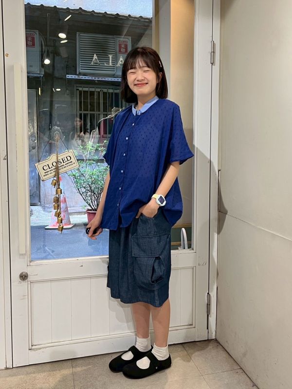 淺藍領撞色立體刺繡包布釦透膚襯衫 