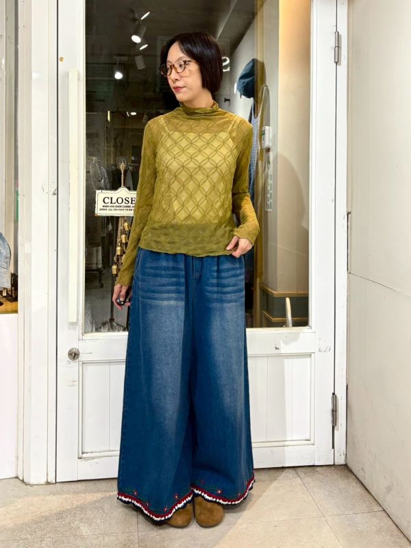 滿版立體窗花紋微高領透膚上衣 