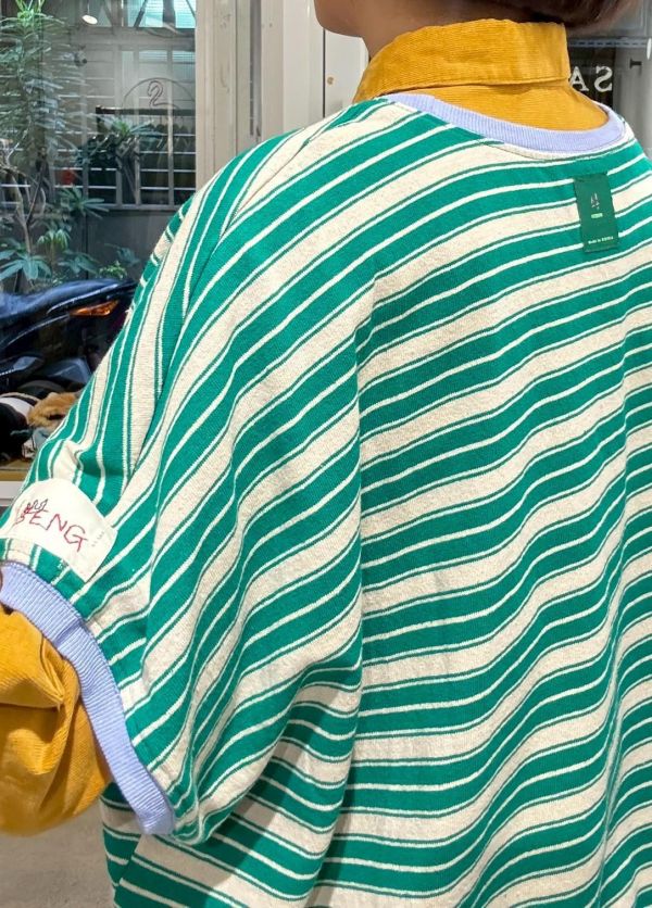 綠色條紋藍色滾邊落肩短板上衣 