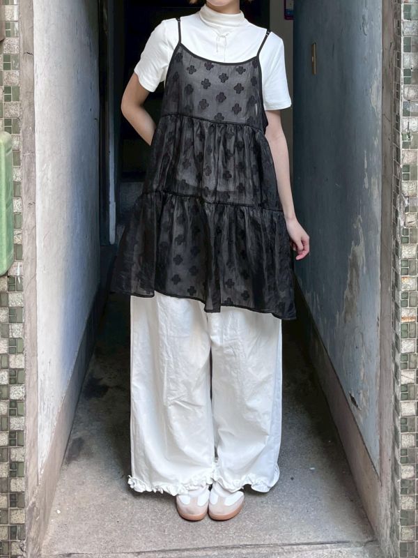 滿版小花光澤透紗吊帶背心 