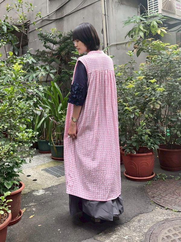 圓領木釦泡泡布格紋排扣雙口袋細抓皺無袖長洋 