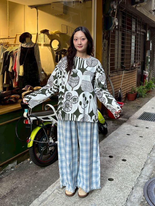 滿版無花果塗鴉線條長袖上衣 