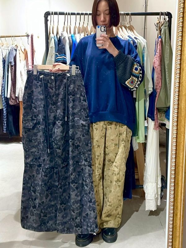 滿版花兩側翻蓋大口袋迷彩風格長褲 