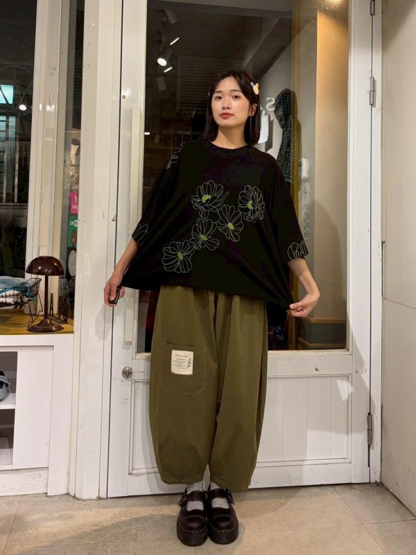 撞色縫線小花落肩上衣 