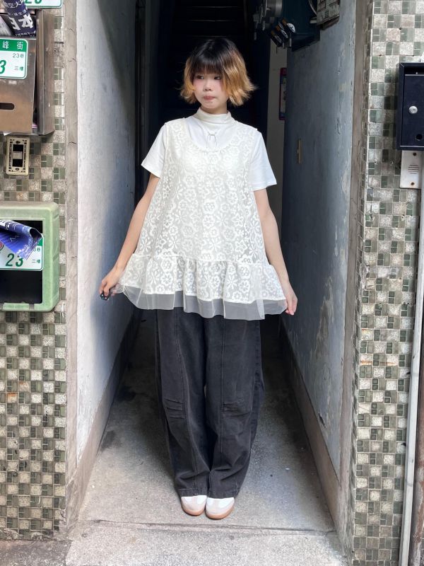 刺繡小花鏤空拼接紗寬肩帶背心 