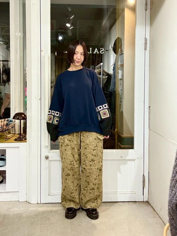 滿版花兩側翻蓋大口袋迷彩風格長褲 