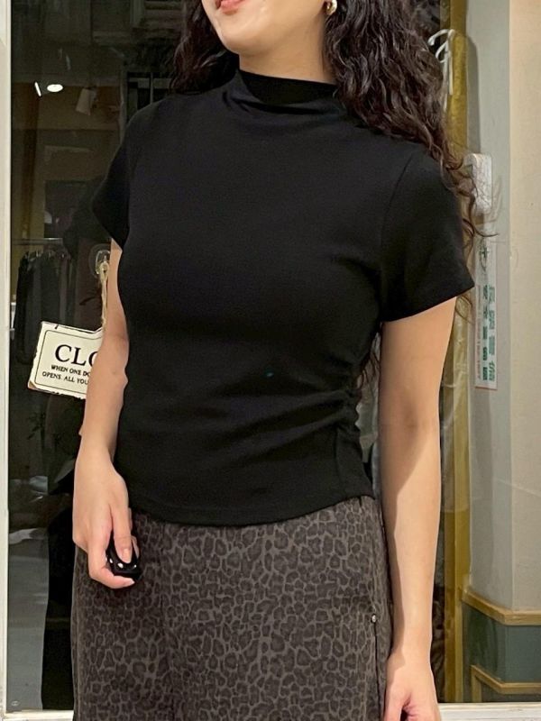 簡約素色微高領側抓皺合身短袖上衣 