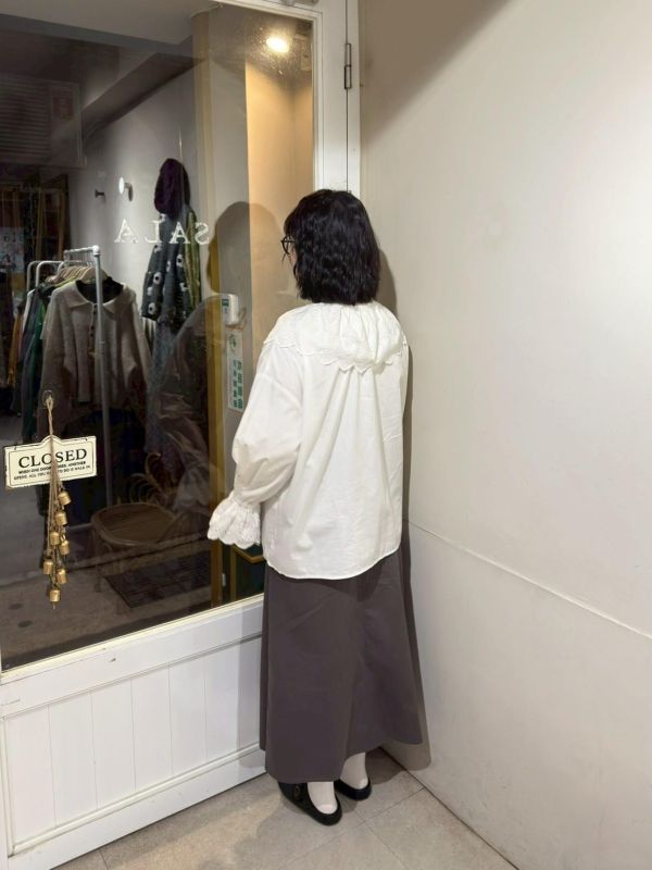 鏤空花瓣袖圓領襯衫附領片 