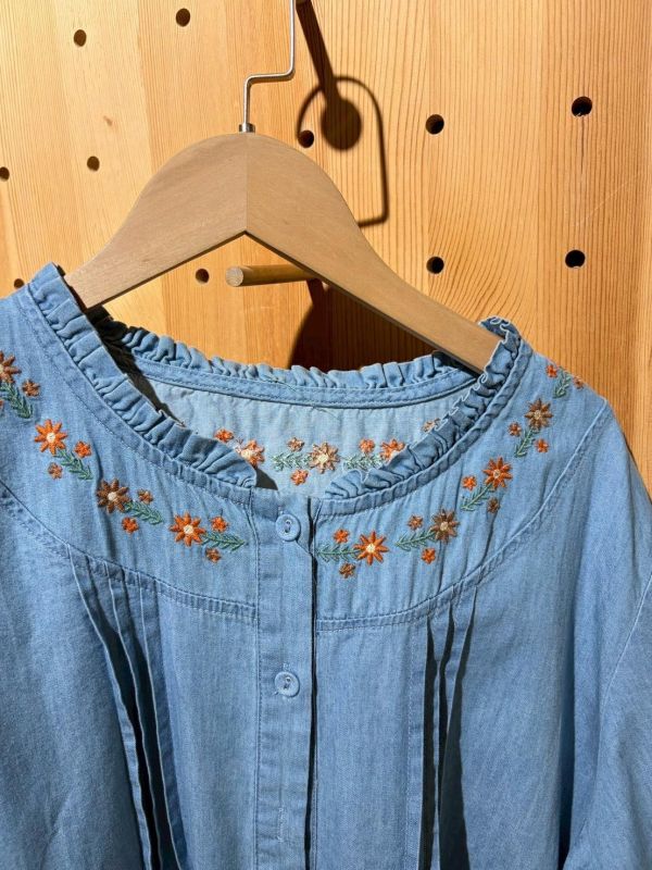 刺繡打小花胸前褶軟牛仔料上衣 