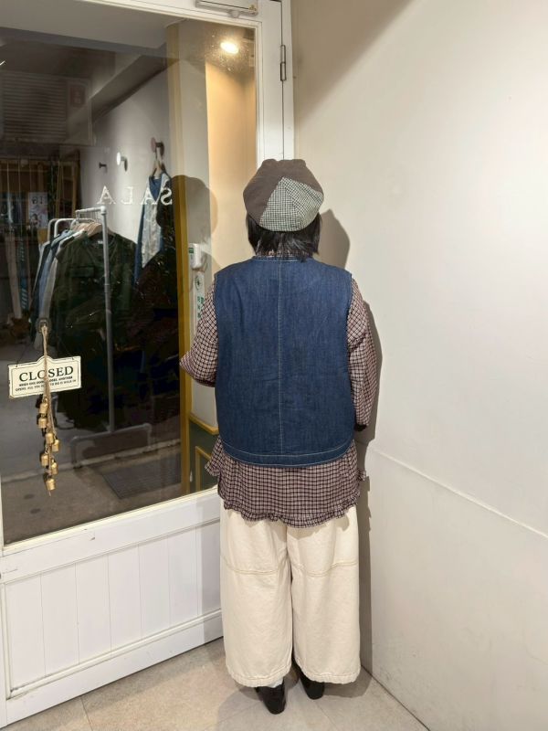 牛仔藍花色釦車縫線背心 