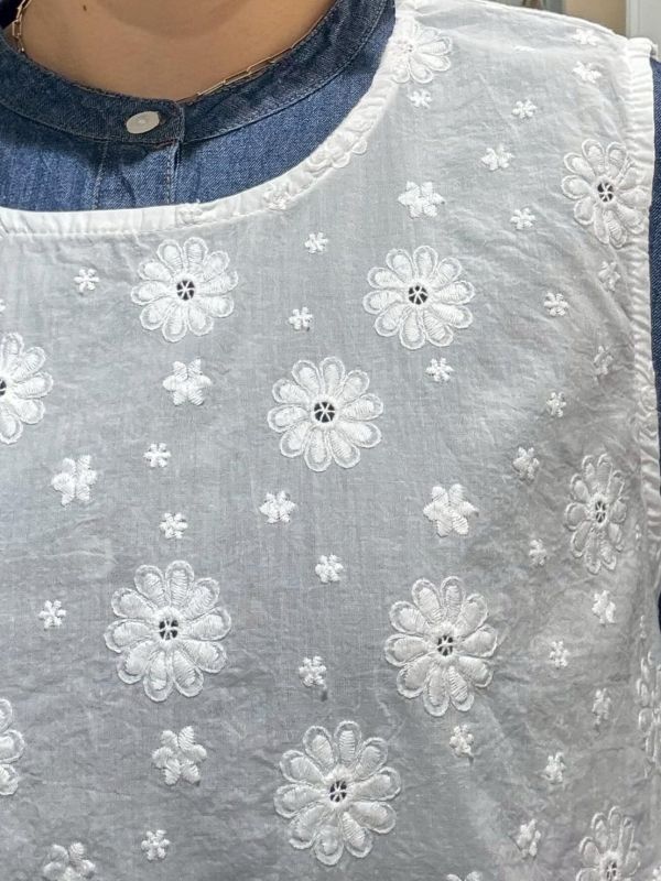 白色滿版刺繡花下擺弧度抓皺拼接背心 