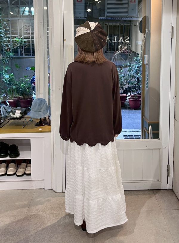 刺繡弧形花邊燈籠長袖上衣 