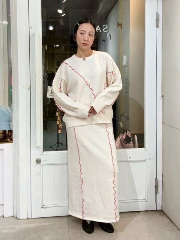 紅色不規則車縫線白色針織套裝 