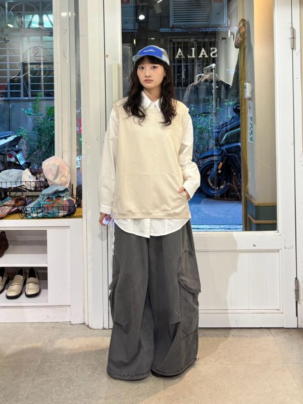大口袋側開衩杏色背心 