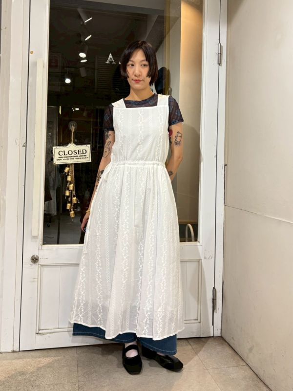 精緻刺繡寬肩帶平口腰抽繩白色背心洋裝 