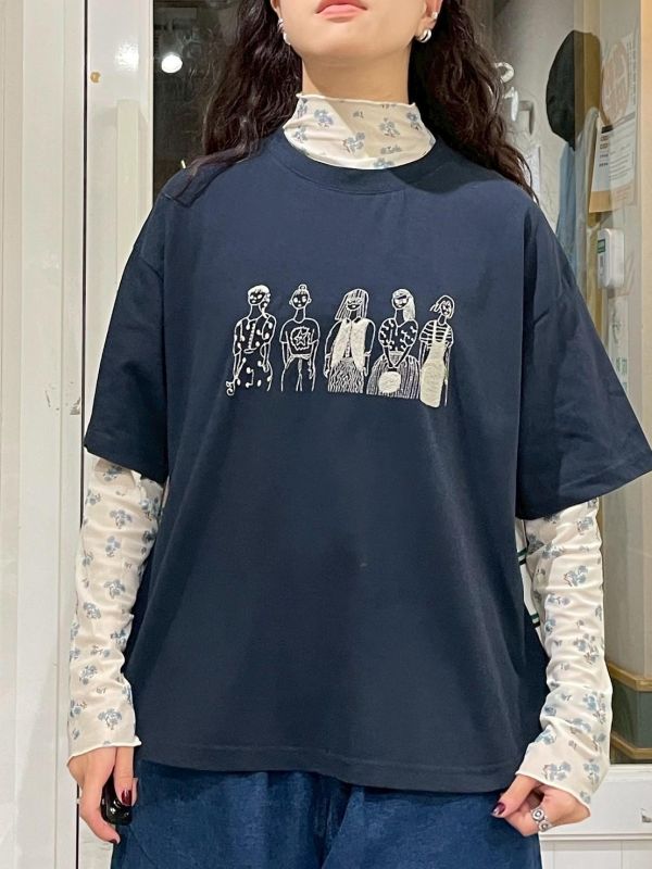 刺繡精緻女孩後拼接條紋前短後長落肩短袖上衣 