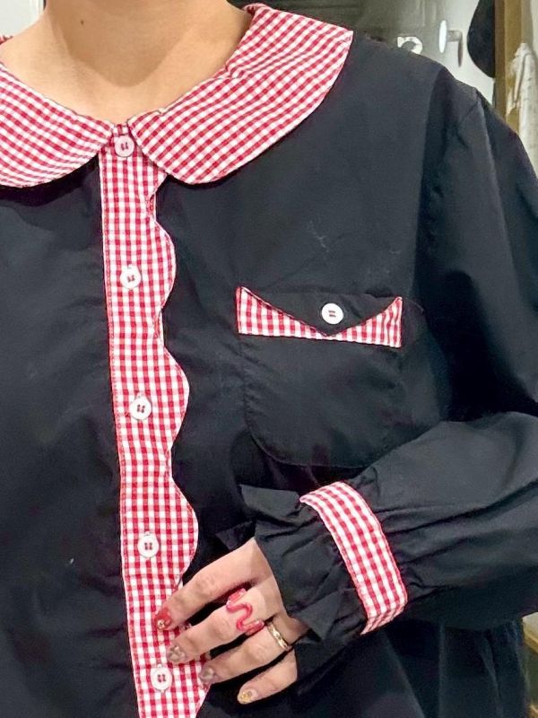紅白細格拼接圓翻領黑色襯衫 
