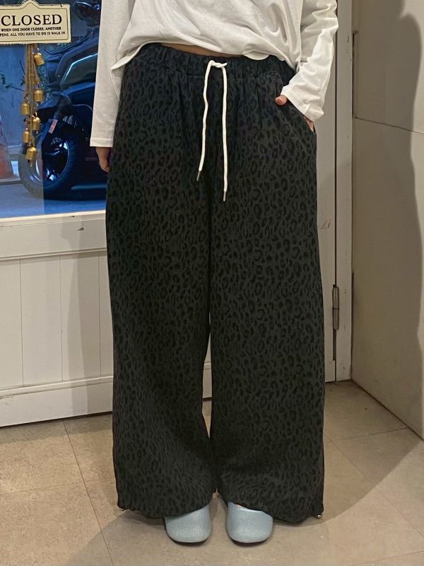 滿版豹紋寬鬆垂墜長褲 