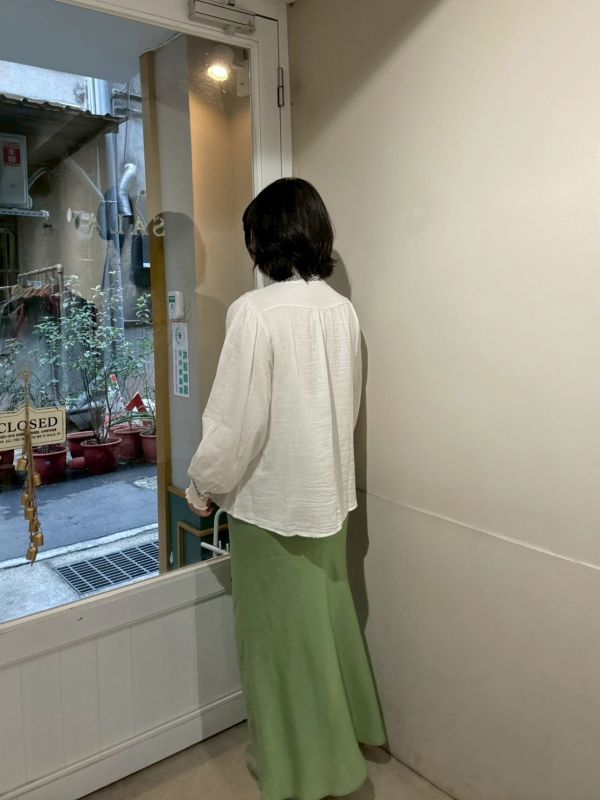 胸前打折刺繡泡泡袖縮口襯衫 