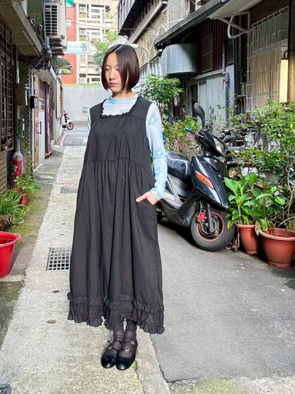 裙擺雙層木耳蕾絲滾邊領背心裙洋裝 