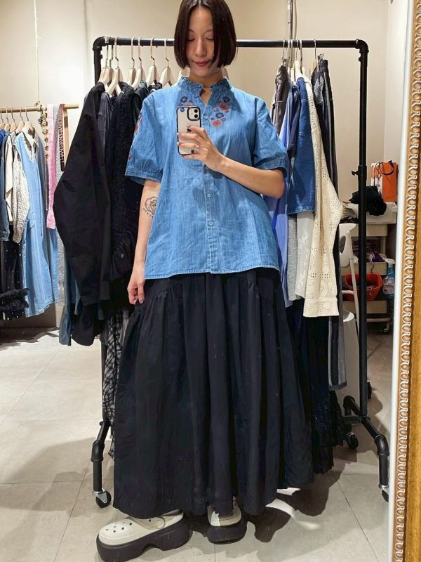 V領木耳邊刺繡牛仔襯衫 