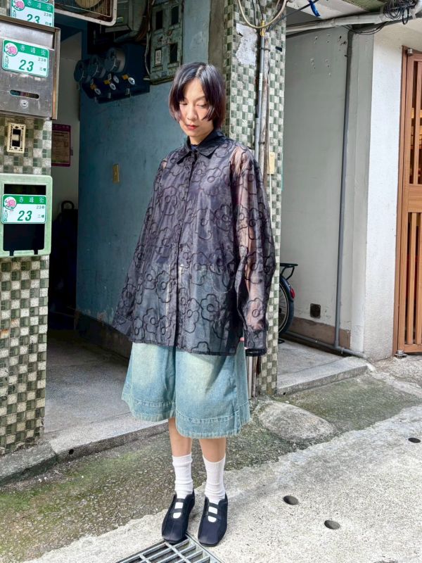立體花透紗圓弧側開衩長袖襯衫 