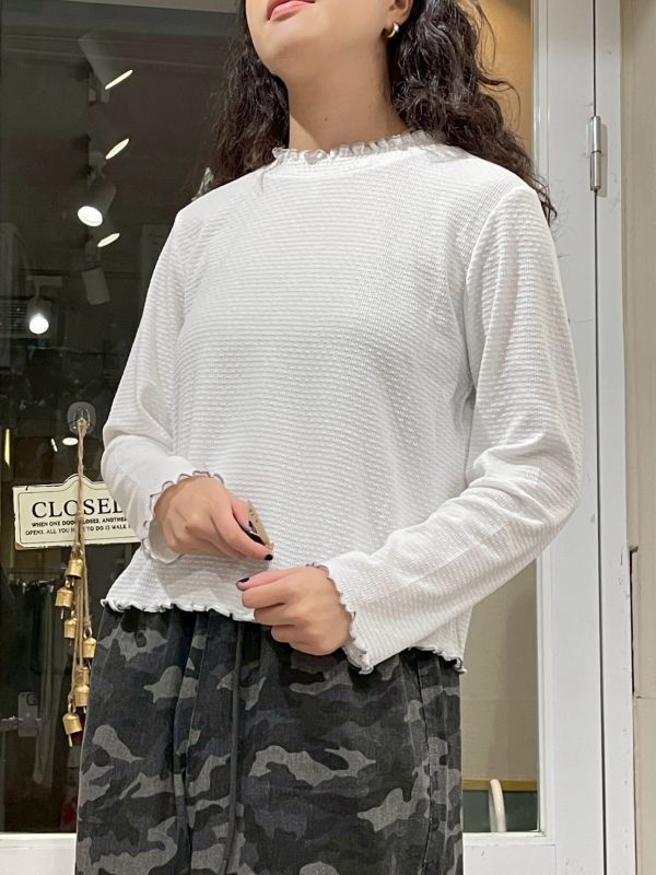 撞色木耳滾邊高領抓皺立體針織紋長袖上衣 