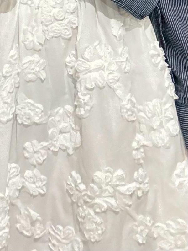 白色滿版立體花及膝裙 