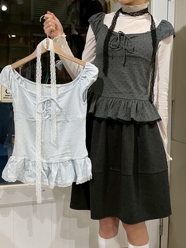 波點蕾絲抓皺彈力娃娃袖上衣附蕾絲綁帶 