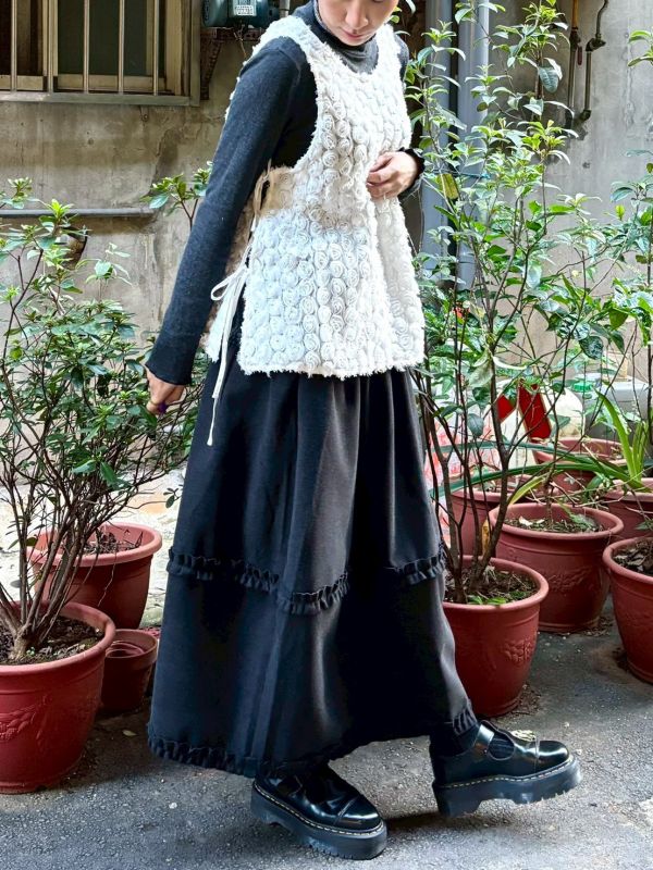 白色滿版立體玫瑰花兩側綁帶背心 