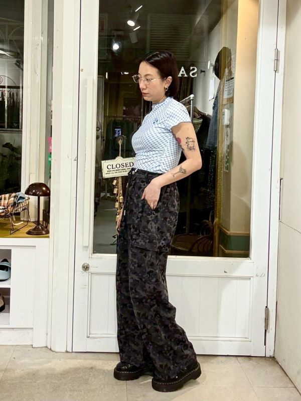 滿版花兩側翻蓋大口袋迷彩風格長褲 