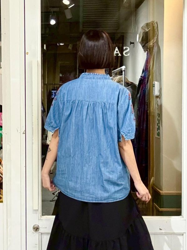 V領木耳邊刺繡牛仔襯衫 