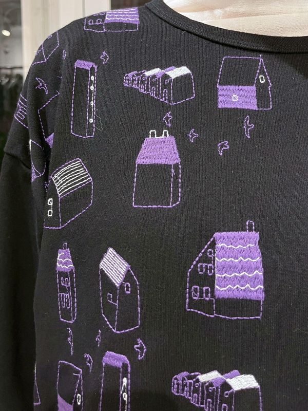 圓領房屋刺繡長袖上衣 