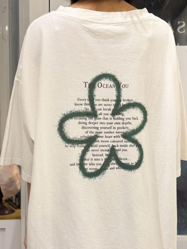 噴漆花朵字母Tee 