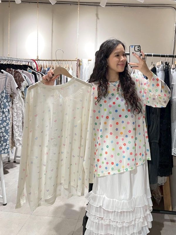 滿版彩色圖案落肩寬鬆透膚長版上衣 