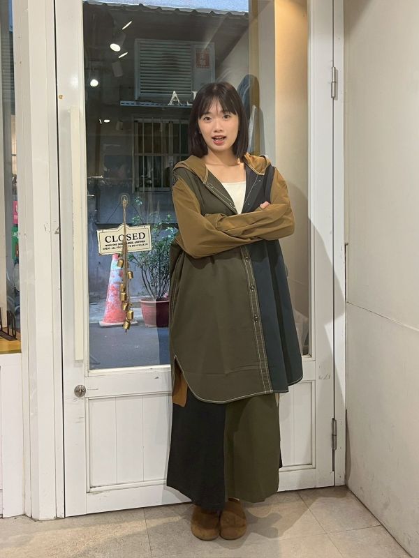 工裝撞色拼接兩側口袋側開衩前短後長連帽大衣 