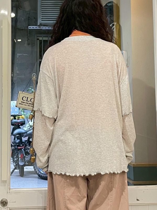 海星花撞色木耳捲邊透膚寬鬆落肩假兩件上衣 