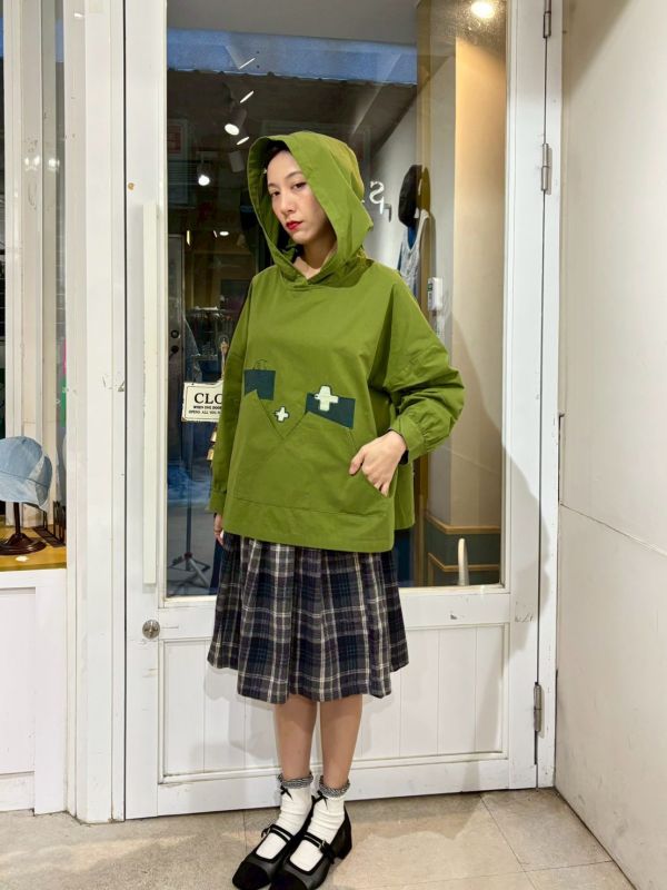 落肩不規則口袋飛鳥刺繡連帽上衣 