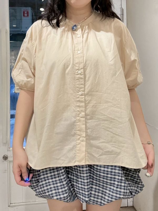 泡泡袖抓皺刺繡襯衫 